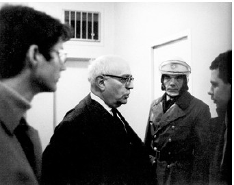 Adorno mit Polizei